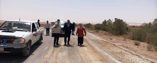 محافظ الوادي الجديد يتابع أعمال رفع كفاءة وإعادة تأهيل طريق كمين بغداد الأقصر (2)