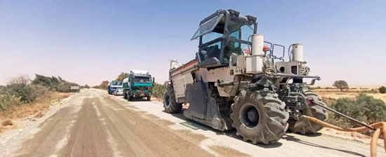 محافظ الوادي الجديد يتابع أعمال رفع كفاءة وإعادة تأهيل طريق كمين بغداد الأقصر (1)