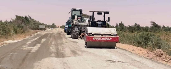 محافظ الوادي الجديد يتابع أعمال رفع كفاءة وإعادة تأهيل طريق كمين بغداد الأقصر (4)