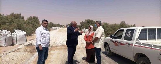 محافظ الوادي الجديد يتابع أعمال رفع كفاءة وإعادة تأهيل طريق كمين بغداد الأقصر (5)