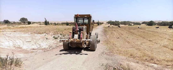 محافظ الوادي الجديد يتابع أعمال رفع كفاءة وإعادة تأهيل طريق كمين بغداد الأقصر (3)