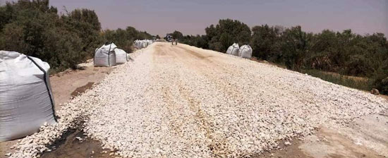 محافظ الوادي الجديد يتابع أعمال رفع كفاءة وإعادة تأهيل طريق كمين بغداد الأقصر (6)