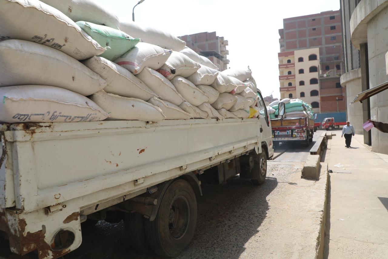 محافظ المنوفية يتفقد صومعة شبين الكوم المعدنية لمتابعة إستئناف أعمال توريد القمح  (2)