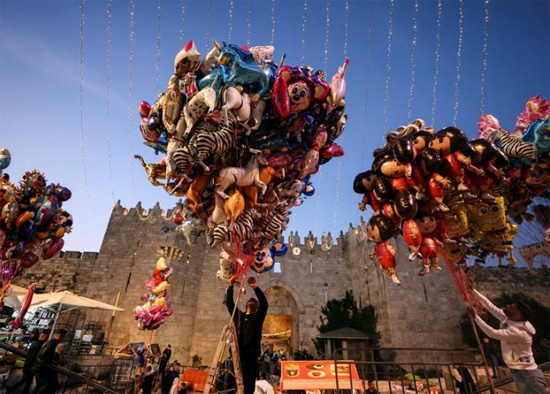 بائعون-يضعون-بالونات-للبيع-بينما-يحتفل-الفلسطينيون-بعيد-الفطر-عند-باب-العامود-في-البلدة-القديمة-في-القدس.-تصوير-عمار-عوض---رويترز