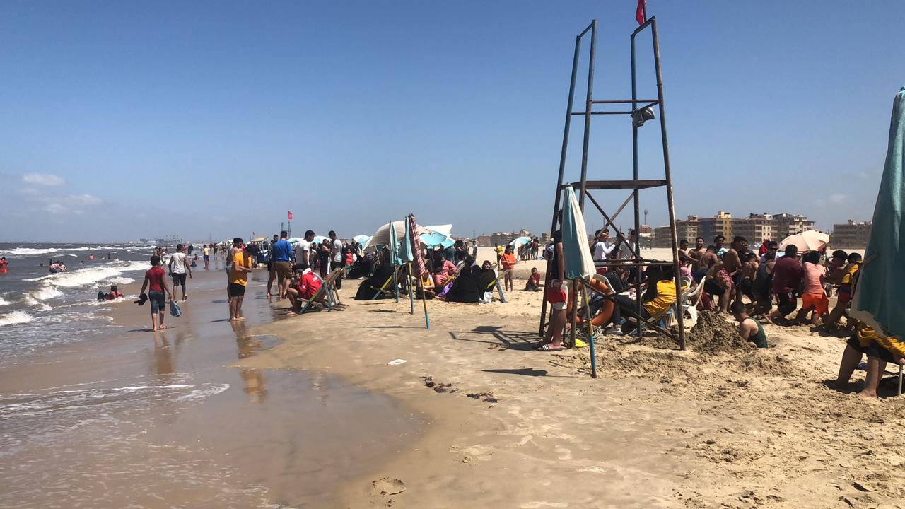 زحام وبهجة للكبار والأطفال على شاطئ جمصة (6)