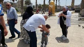 محافظ بورسعيد يتفقد ساحة الشهداء ويقدم التهنئة للمواطنين بعيد الفطر (3)