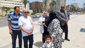 محافظ بورسعيد يتفقد ساحة الشهداء ويقدم التهنئة للمواطنين بعيد الفطر (2)