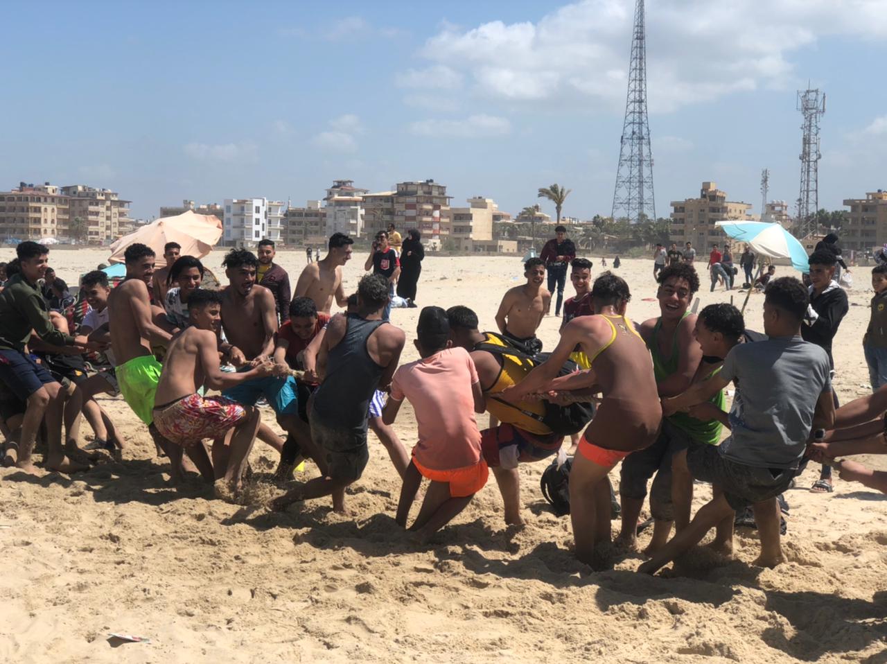 زحام وبهجة للكبار والأطفال على شاطئ جمصة (5)