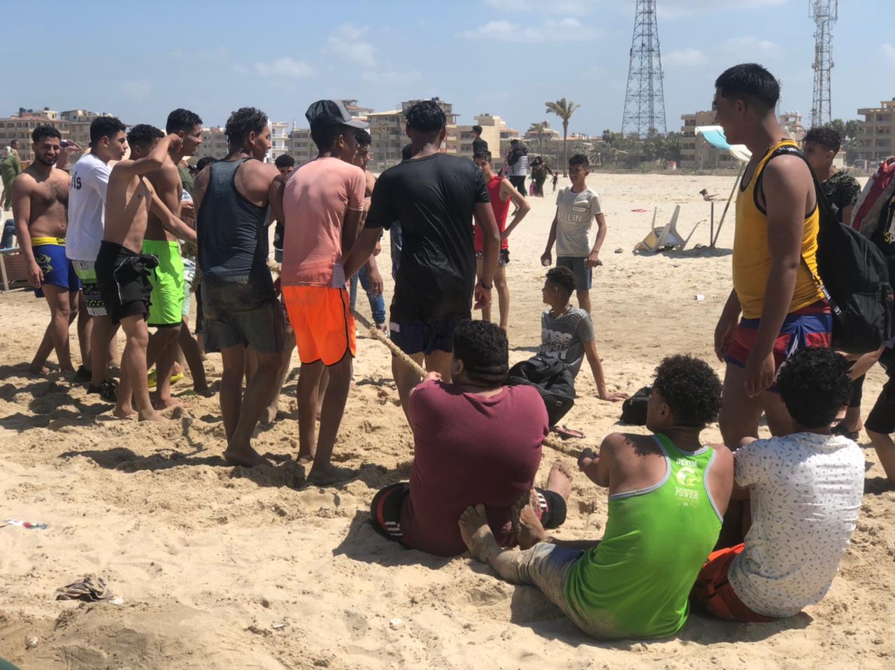 زحام وبهجة للكبار والأطفال على شاطئ جمصة (4)