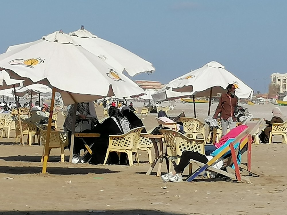 إقبال بمحافظة بورسعيد على الشاطئ