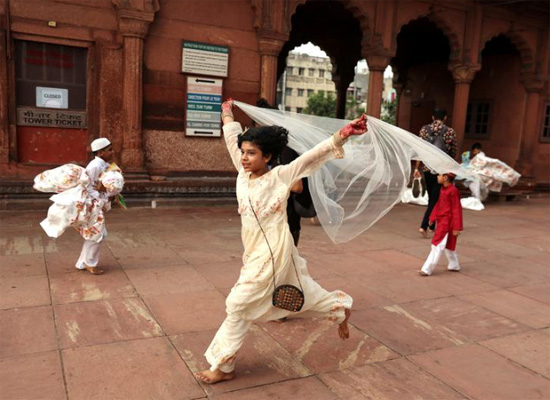 يلعب-الأطفال-بعد-أداء-صلاة-عيد-الفطر-في-المسجد-الجامع-بمناسبة-انتهاء-شهر-رمضان-المبارك-،-في-الأحياء-القديمة-في-دلهي-،-الهند.-تصوير-أنوشري-فادنافيس---رويترز