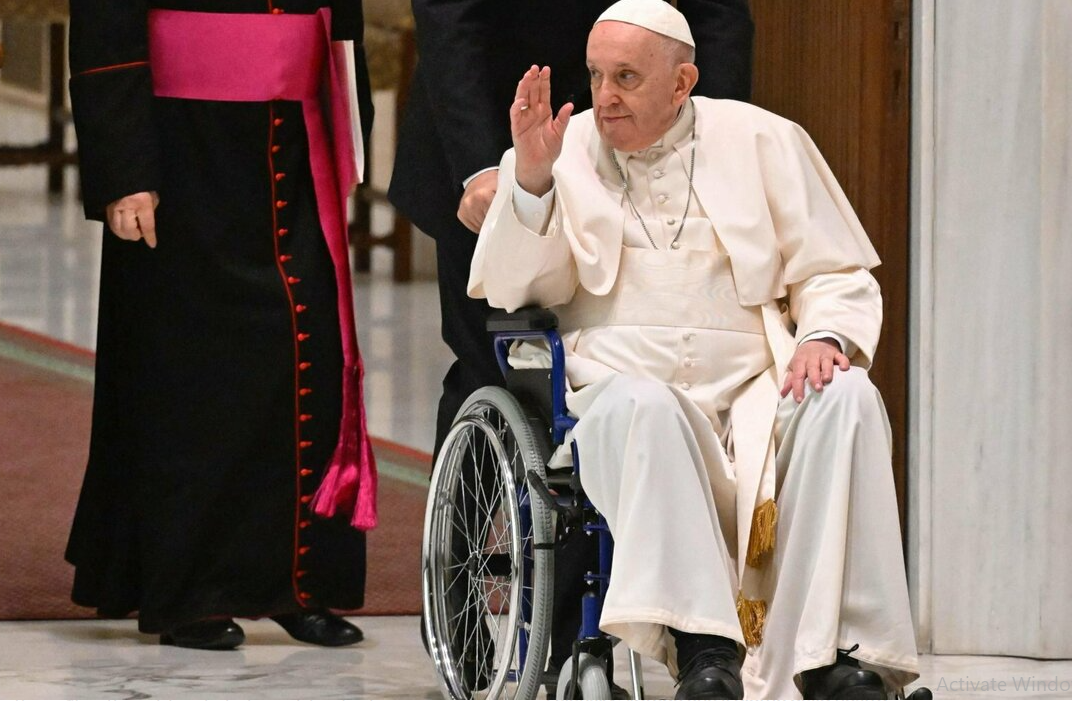 بابا الفاتيكان على كرسى متحرك