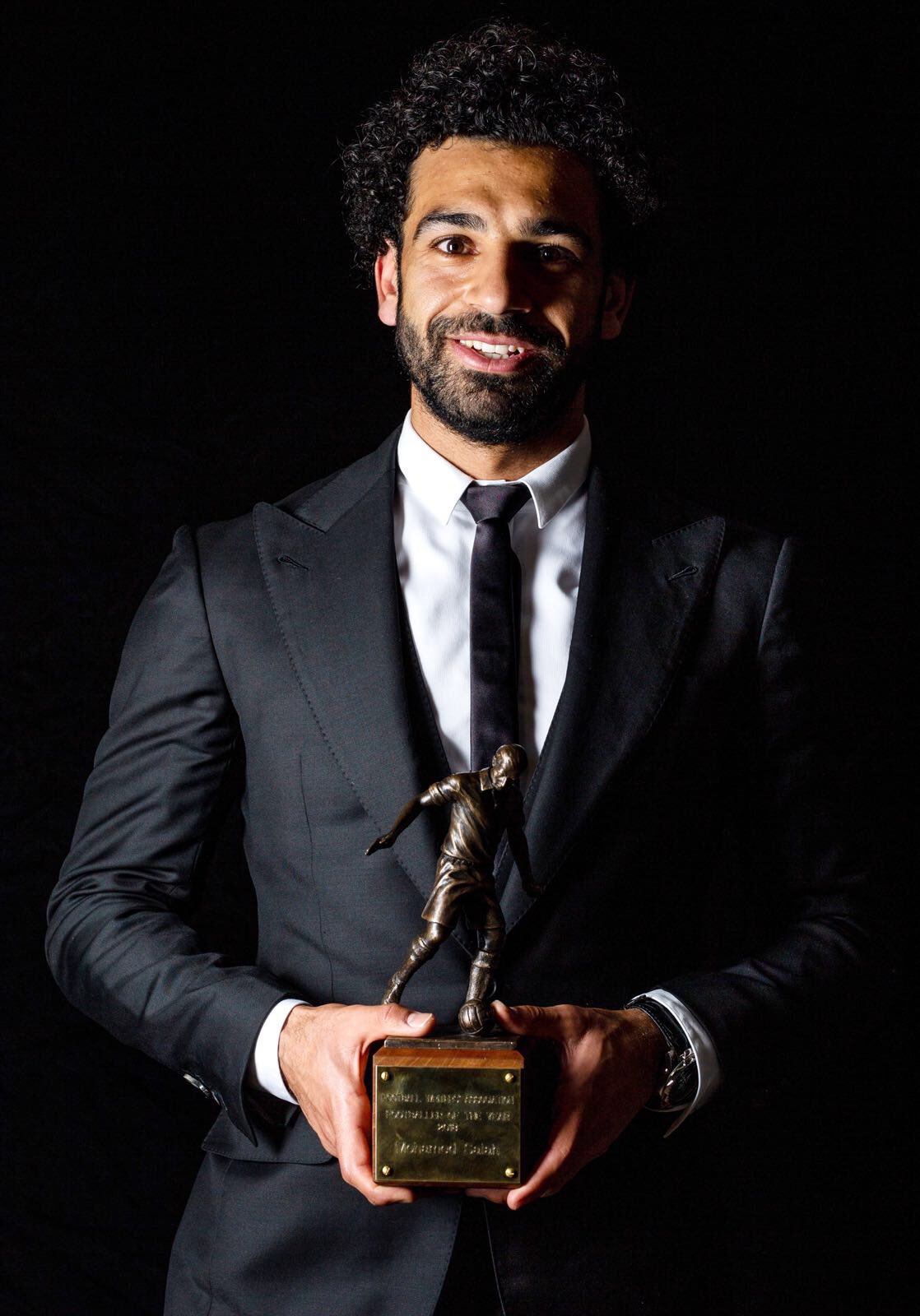 محمد صلاح يتسلم جائزة لاعب العام (4)
