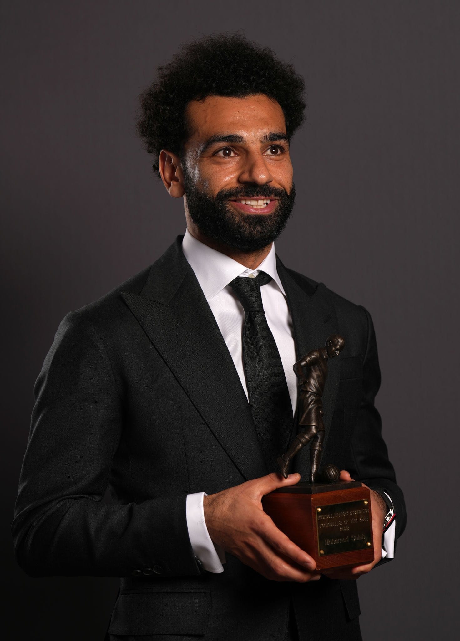 محمد صلاح يتسلم جائزة لاعب العام (13)