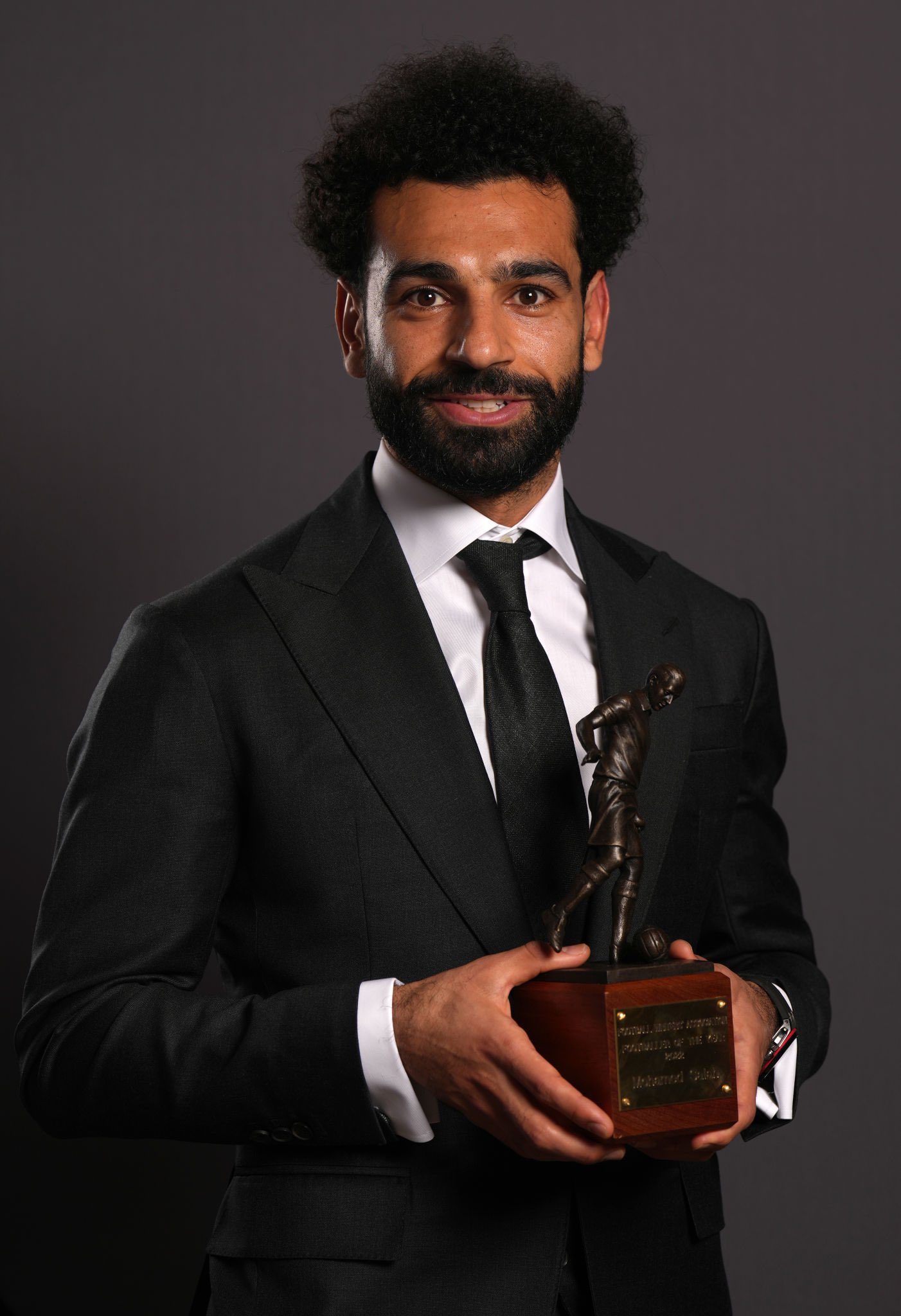 محمد صلاح يتسلم جائزة لاعب العام (10)