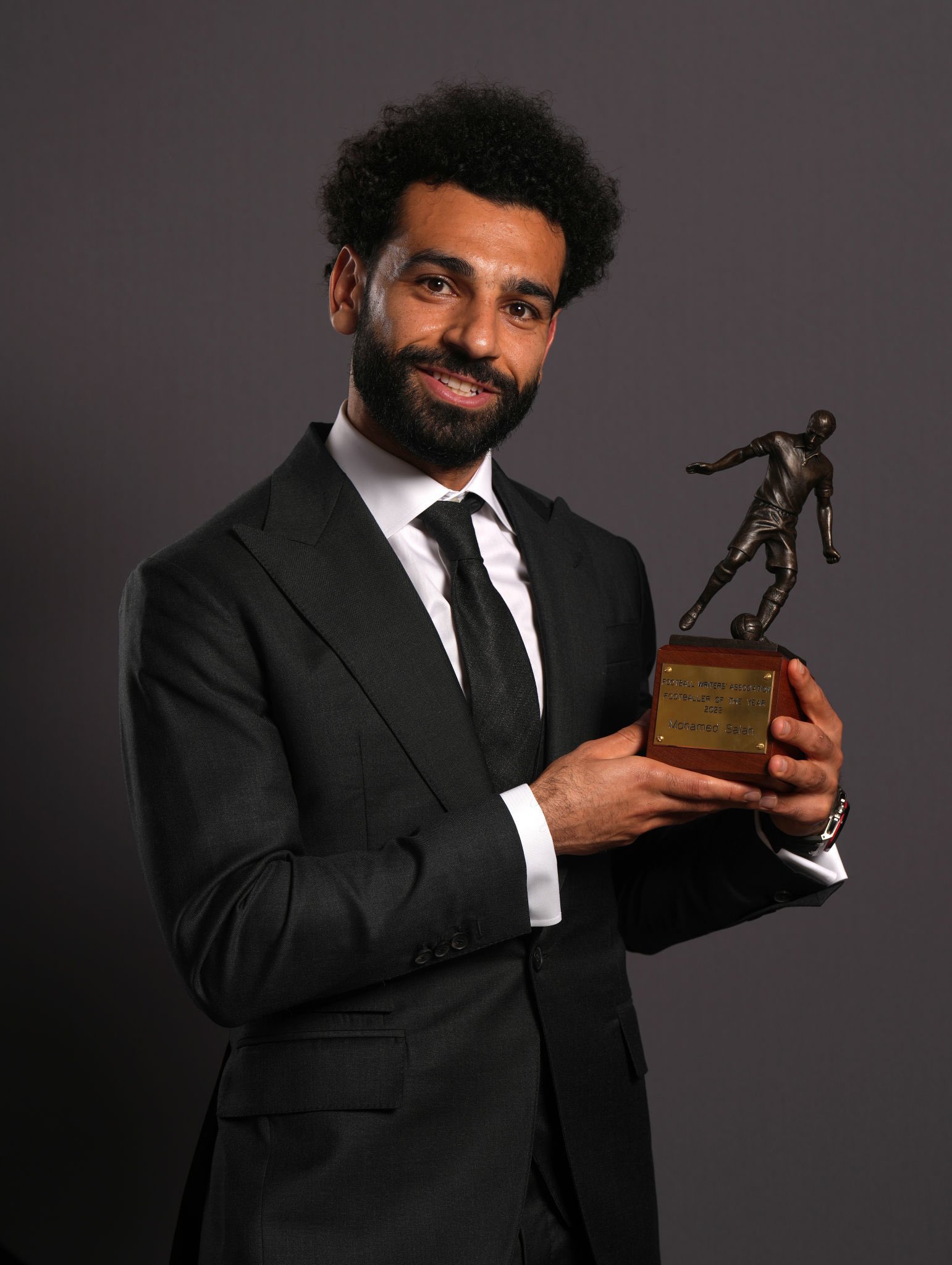 محمد صلاح يتسلم جائزة لاعب العام (8)