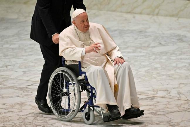 آلام الركبة أرغمت بابا الفاتيكان علي استخدام كرسي متحرك