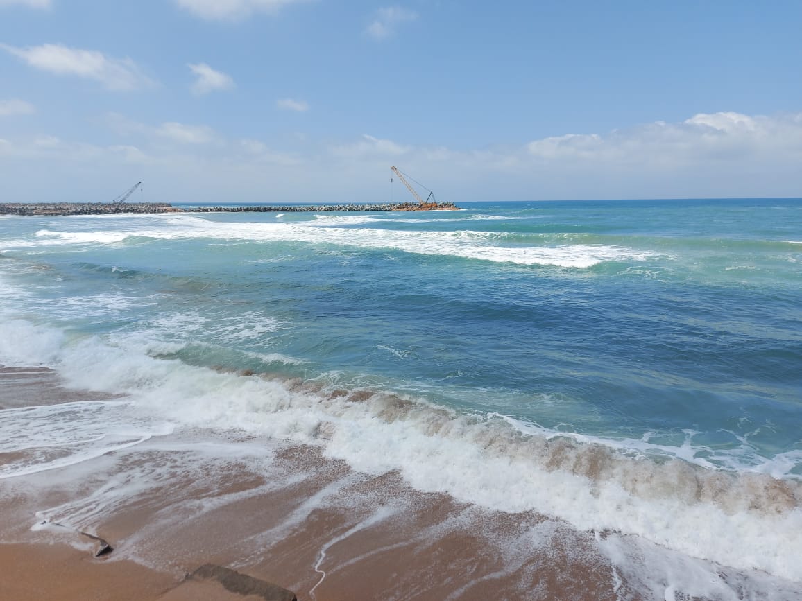 رفع الرايات الحمراء بسبب إرتفاع الأمواج (11)