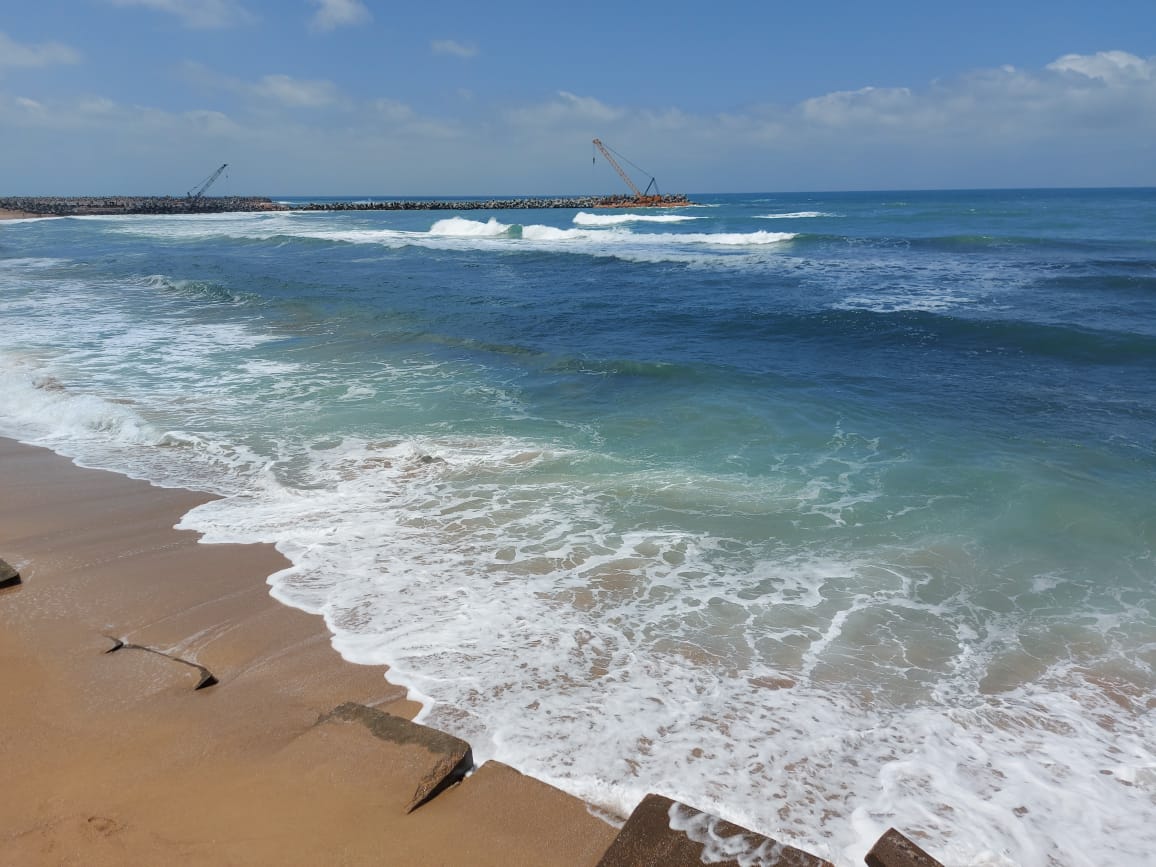 رفع الرايات الحمراء بسبب إرتفاع الأمواج (13)