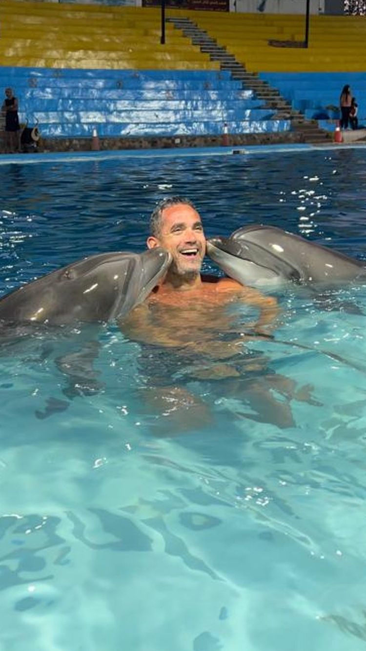 امير كرارة يلعب مع الدلافين (2)