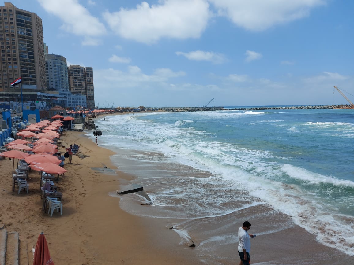 رفع الرايات الحمراء بسبب إرتفاع الأمواج (14)