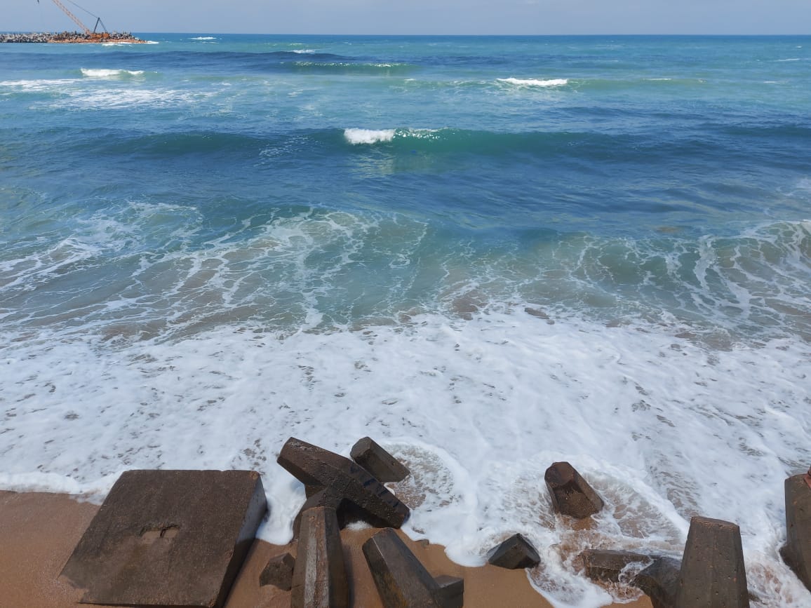 رفع الرايات الحمراء بسبب إرتفاع الأمواج (15)