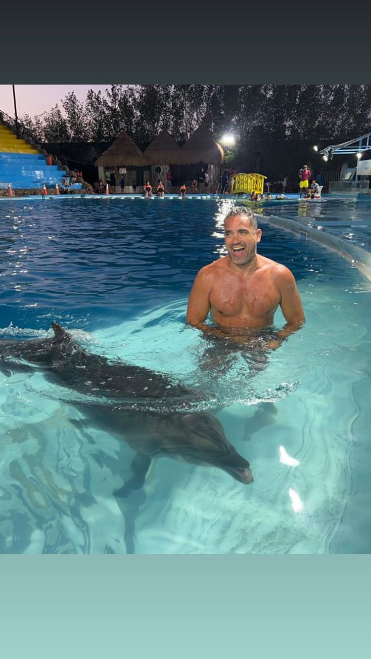 امير كرارة يلعب مع الدلافين (5)