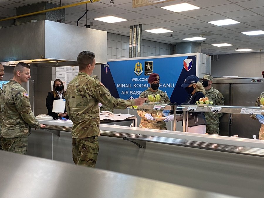 جيل بايدن تقدم الطعام للقوات الأمريكية في رومانيا (1)