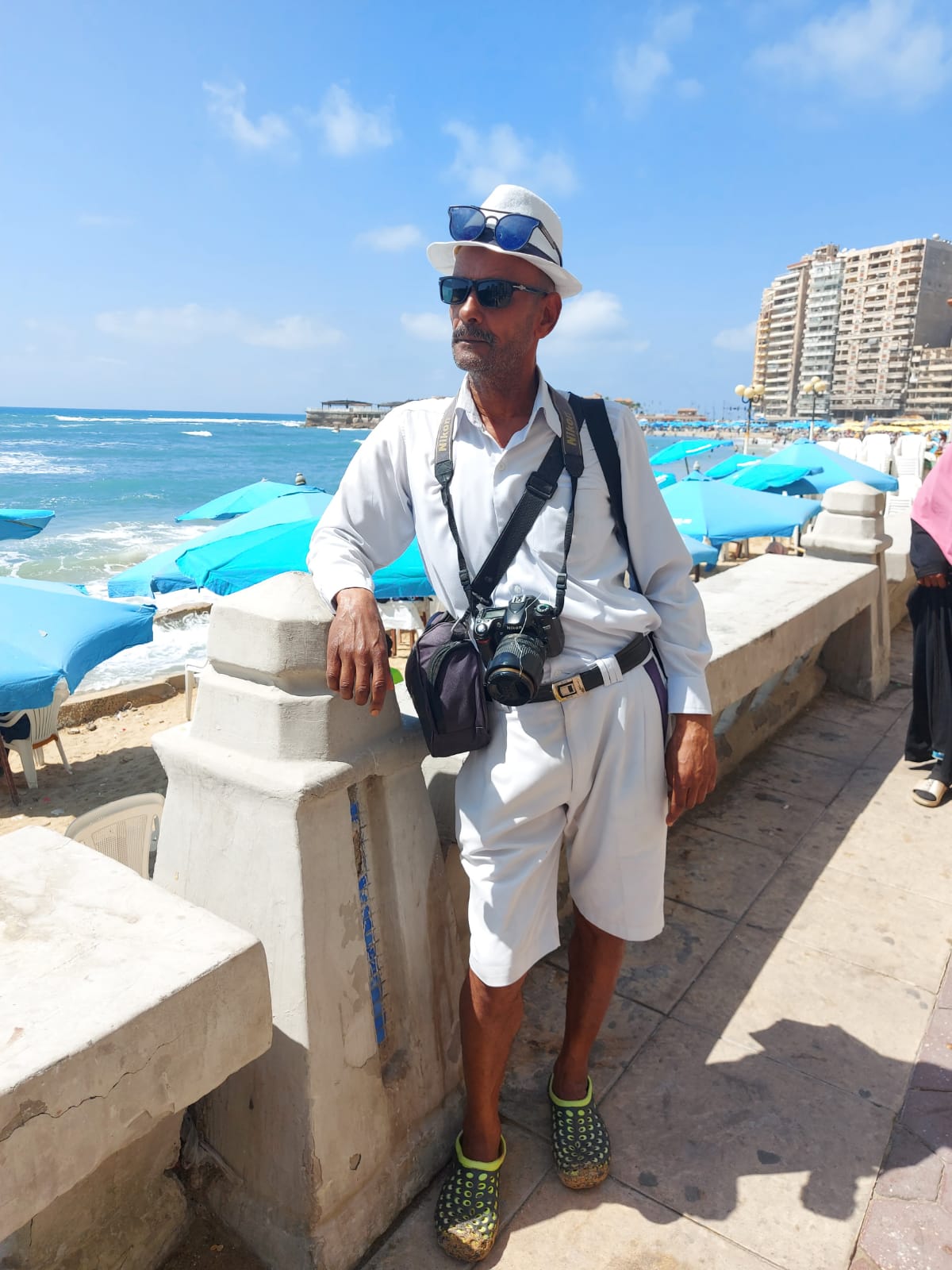 عم أحمد (42) سنة بيصور زوار إسكندرية بكاميرته 