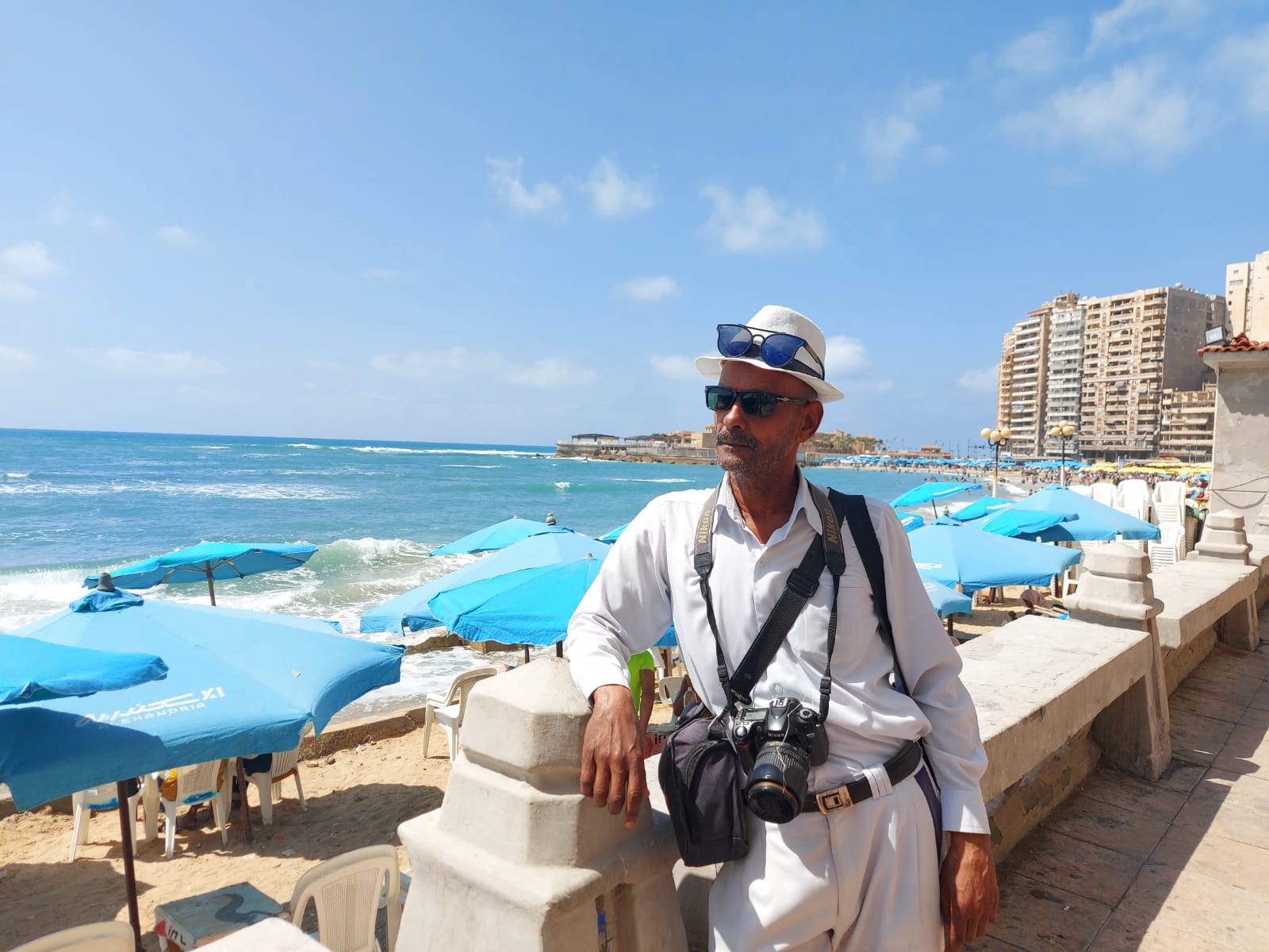 عم أحمد (40) سنة بيصور زوار إسكندرية بكاميرته 