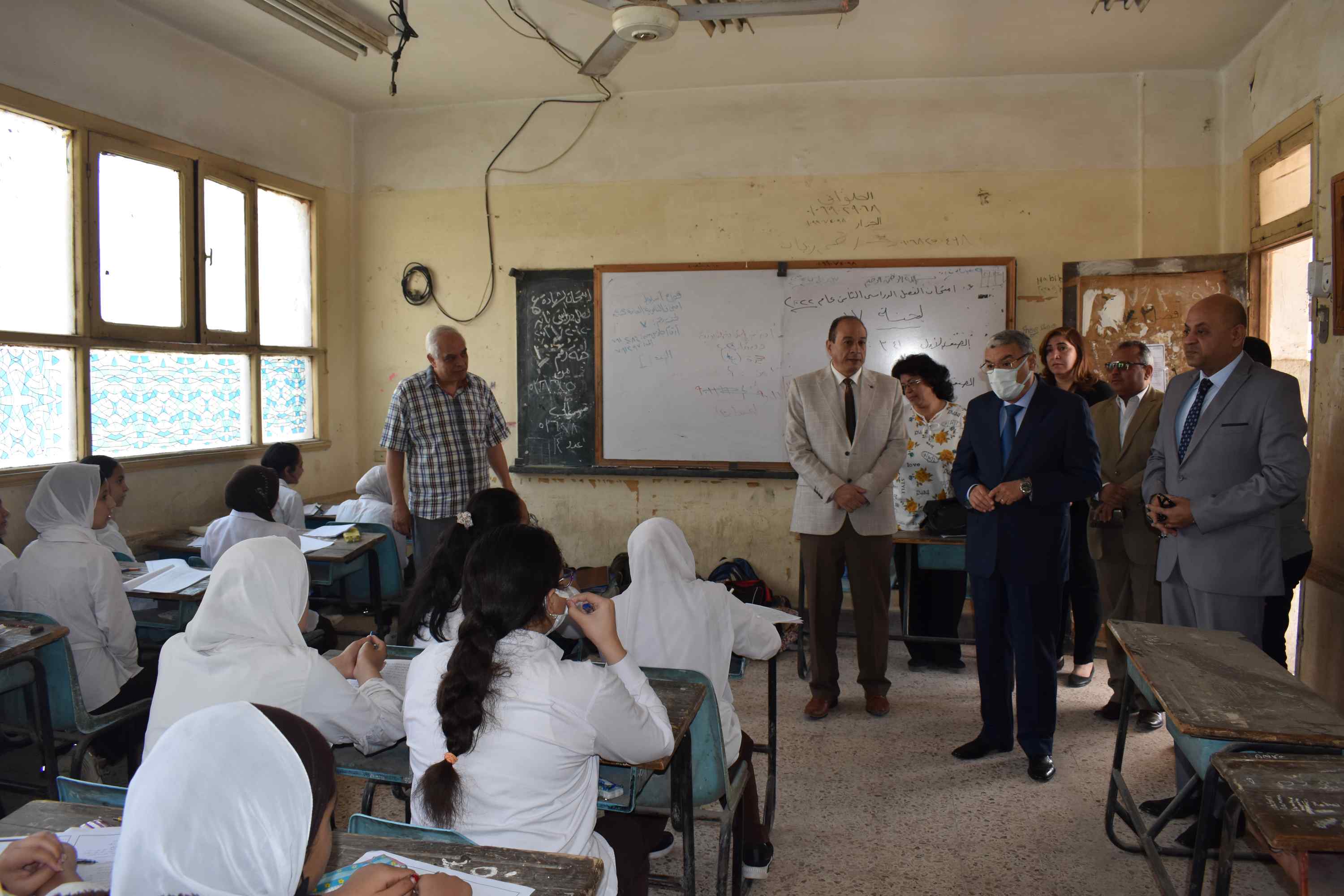 محافظ المنيا يتابع امتحانات الفصل الدراسى الثاني (2)