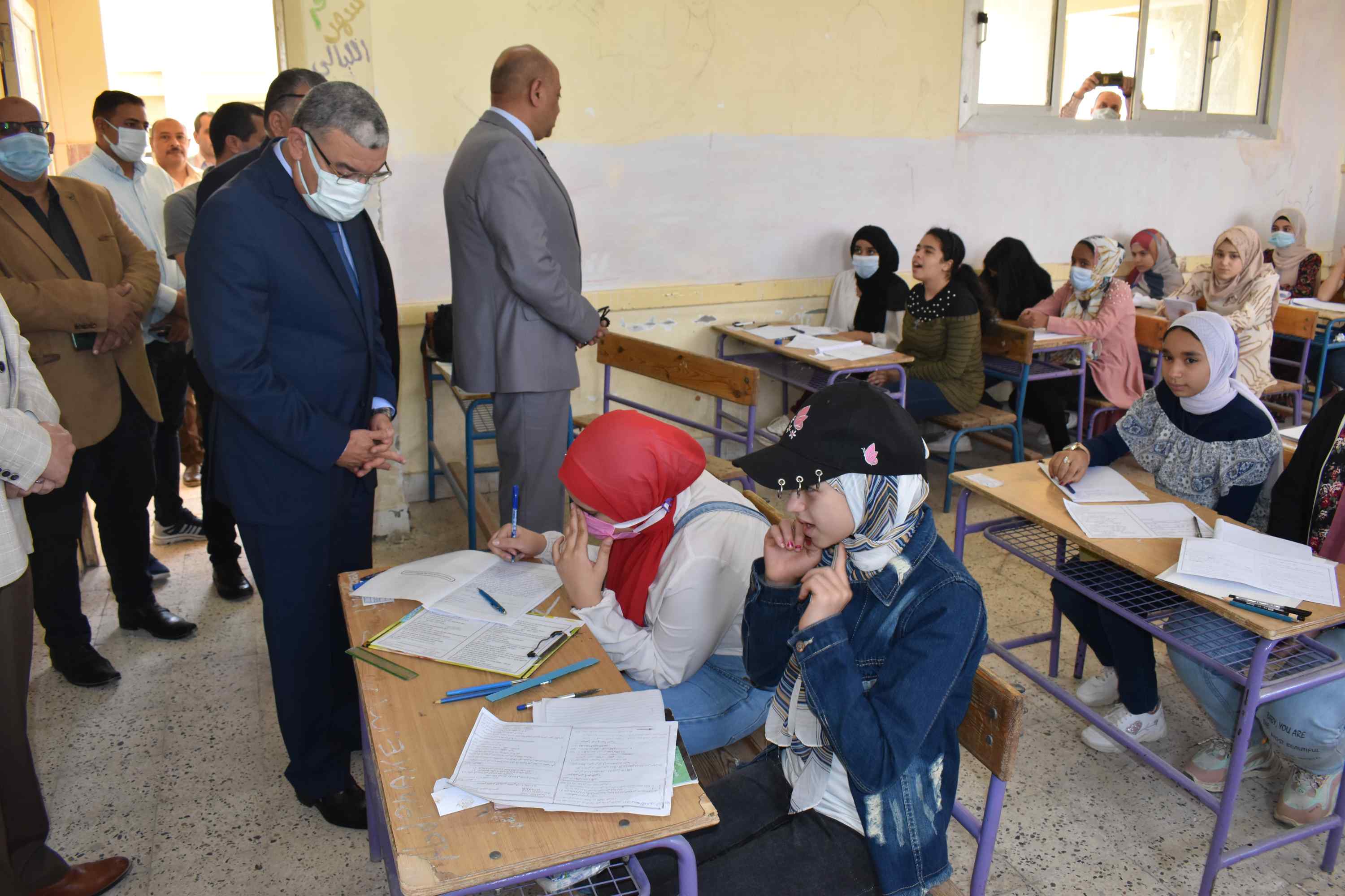 محافظ المنيا يتابع امتحانات الفصل الدراسى الثاني (6)
