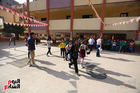 الطلاب فى طريقهم الى اللجان 