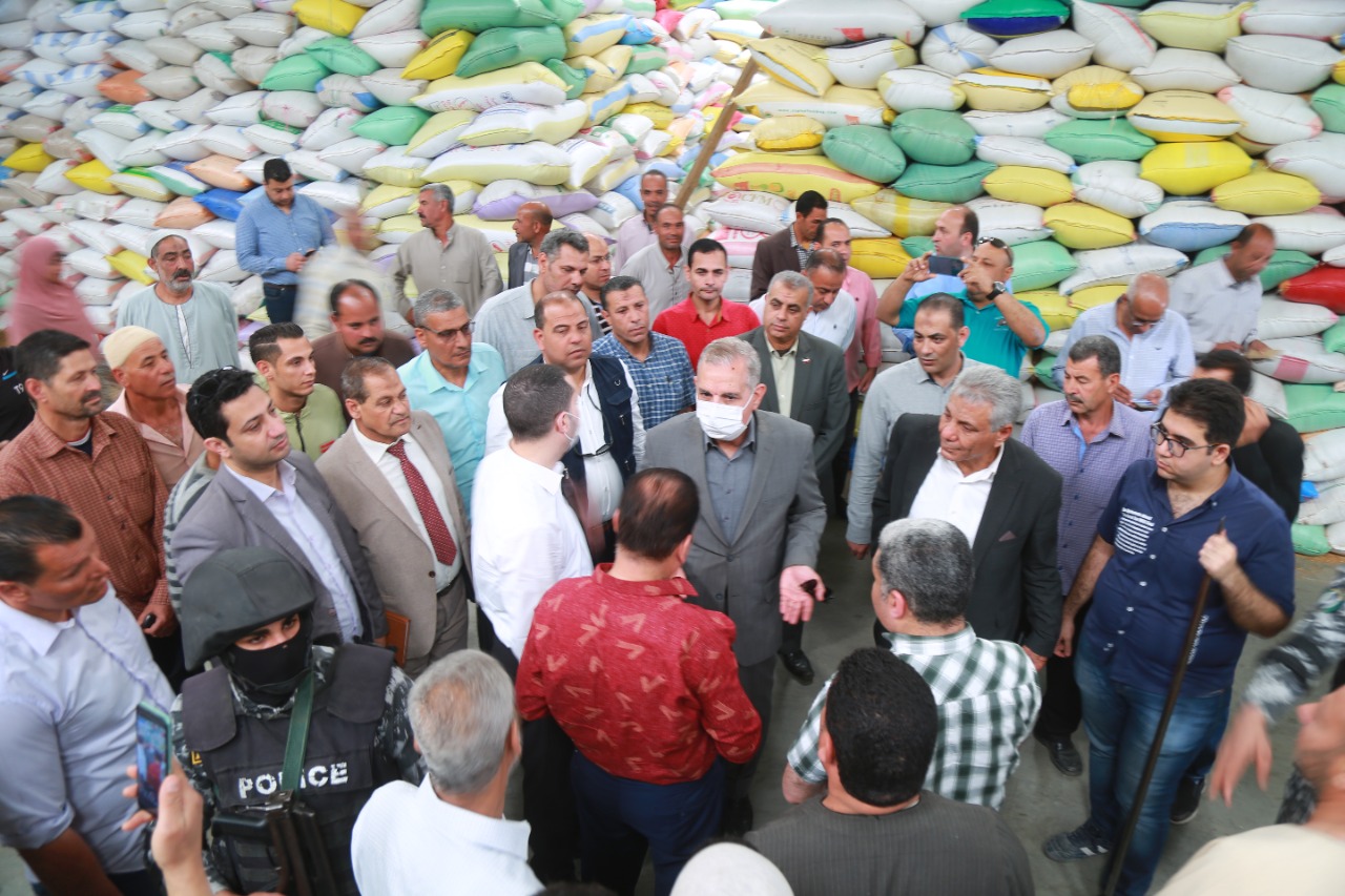محافظ كفرالشيخ يتفقد أعمال حصاد القمح بقلين  (20)