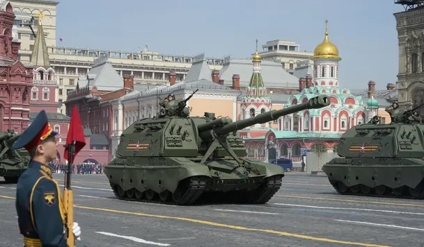 الدبابات الروسية المشاركة فى استعراض يوم النصر