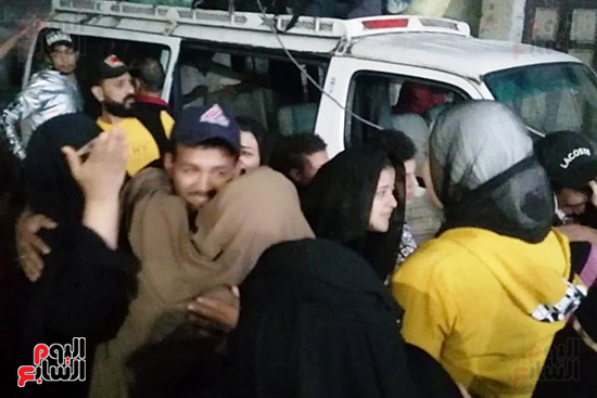 أسر-الصيادون-يستقبلونهم-بالأحضان--(2)