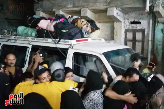 أسر-الصيادون-يستقبلون-ذويهم-عقب-عودتهم--(8)