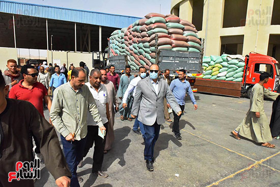 محافظ أسيوط يتابع توريد القمح بصوامع عرب العوامر بمركز أبنوب (17)