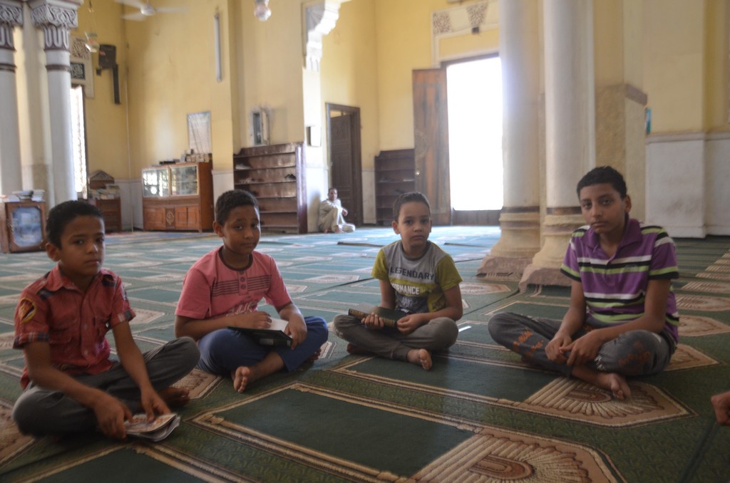 توافد الأطفال بالمساجد
