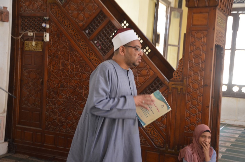 إمام مسجد يقدم البرامج الصيفية بالمساجد