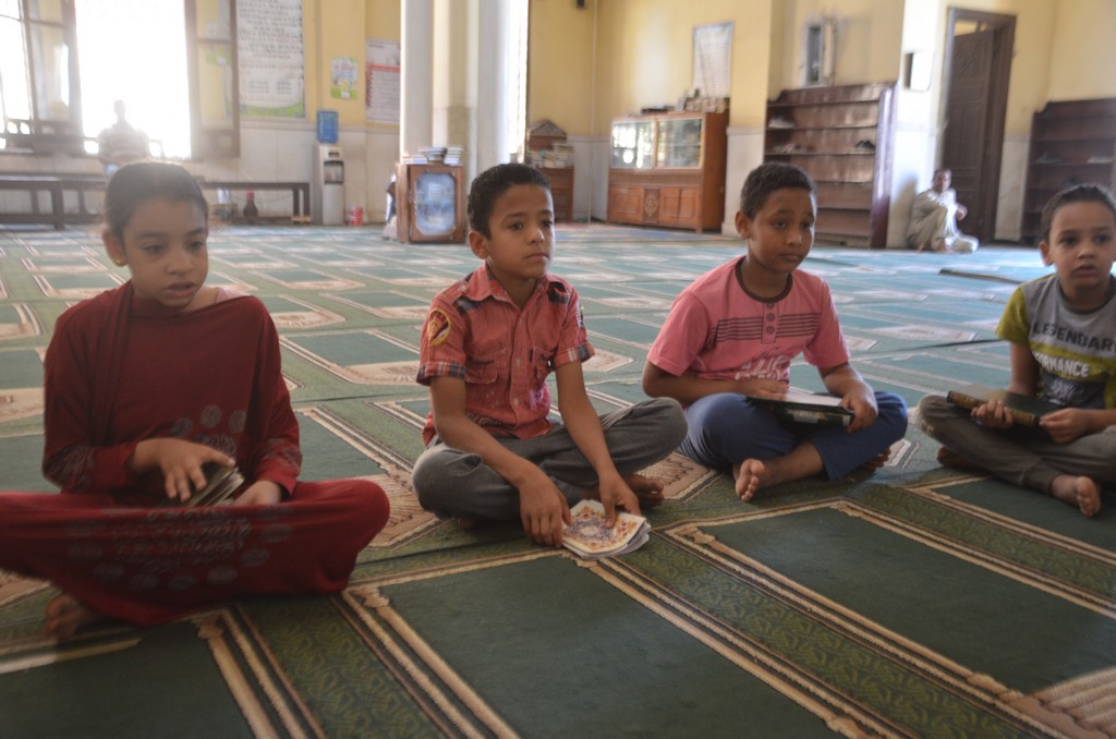الأطفال داخل مساجد الأقصر_1