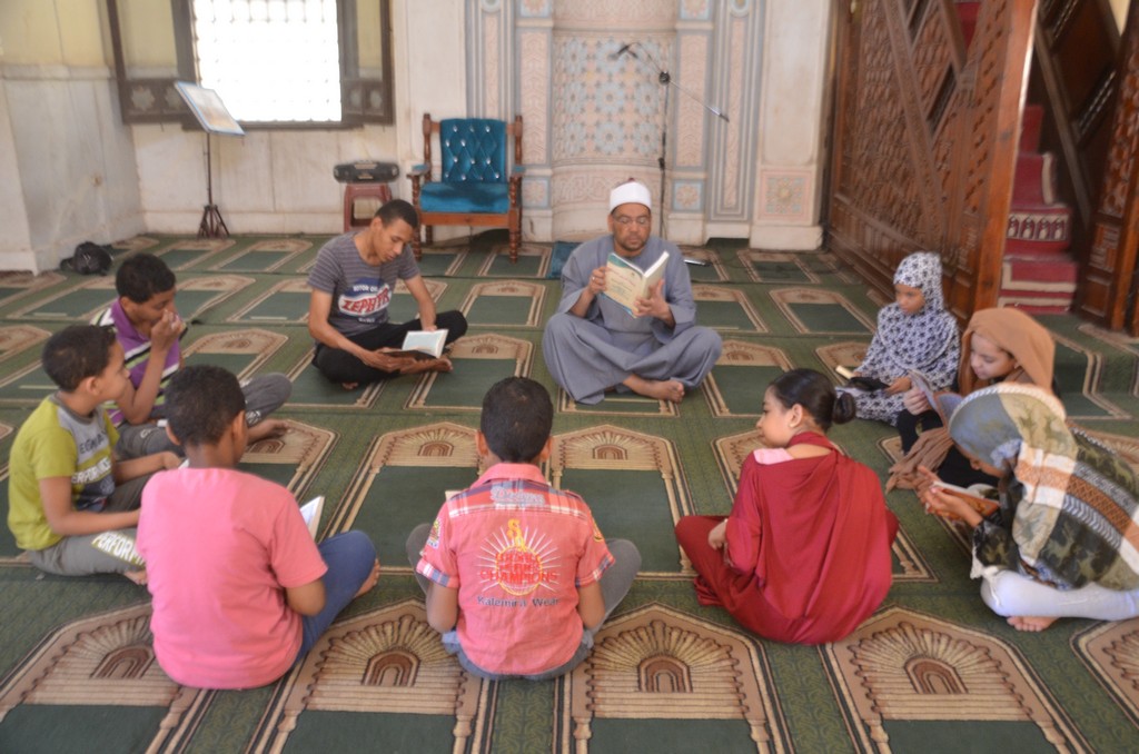 تعليم الأطفال خلال البرامج الصيفية بأحد المساجد