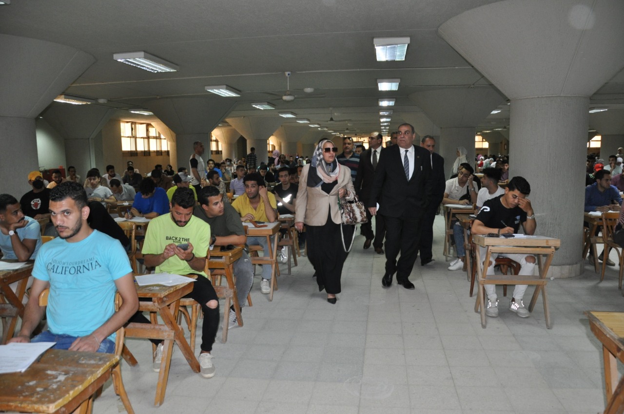 رئيس جامعة حلوان يتابع  انتظام أعمال الامتحانات بكلية الحقوق