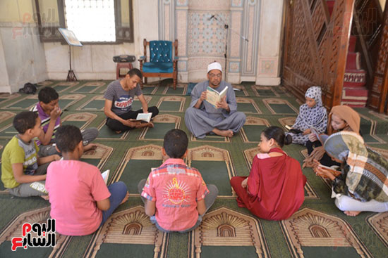 تعليم-الأطفال-خلال-البرامج-الصيفية-بأحد-المساجد