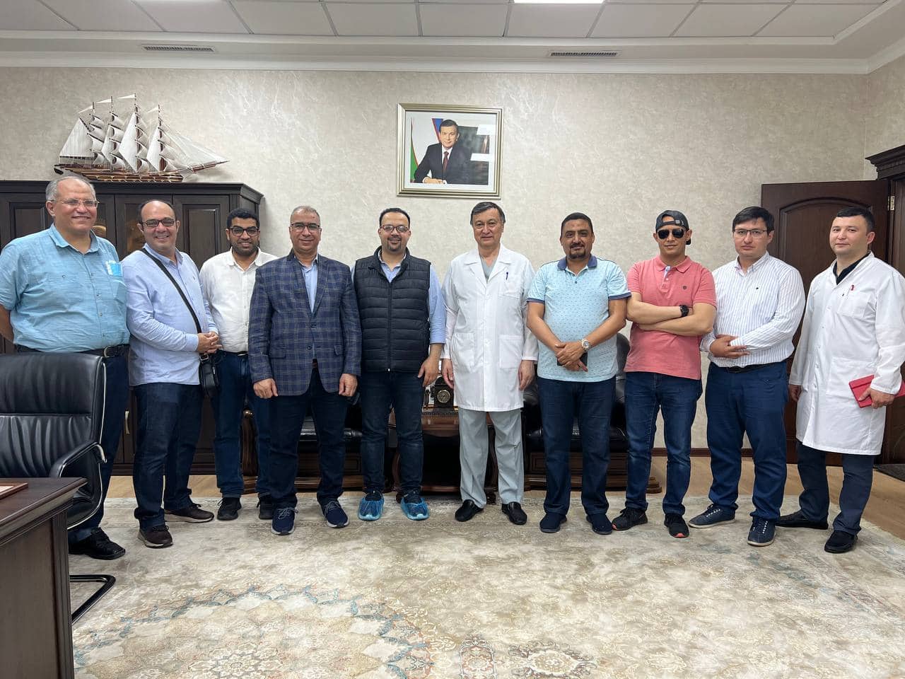الفريق الجراحى المصرى خلال زيارته معهد أورام أوزبكستان