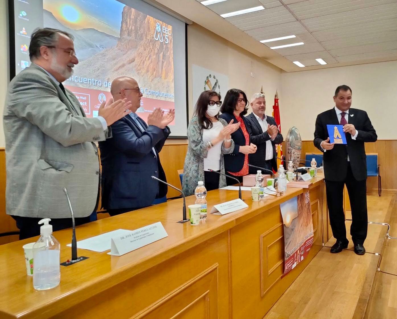 تكريم رئيس الإدارة المركزية لتسجيل الأثار المصرية بجامعة في اسبانيا