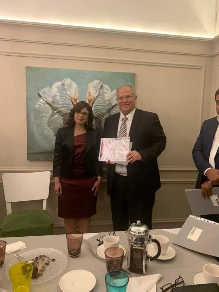 السفيرة المصرية بأوزبكستان خلال تكريم الفريق الجراحى