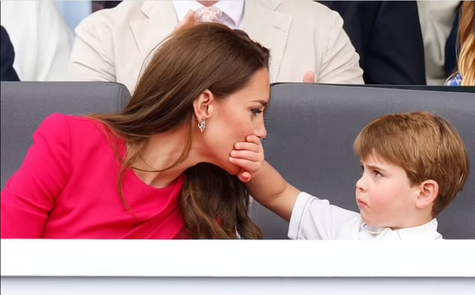 الأمير لويس يضع يده على فم والدته كيت ميدلتون