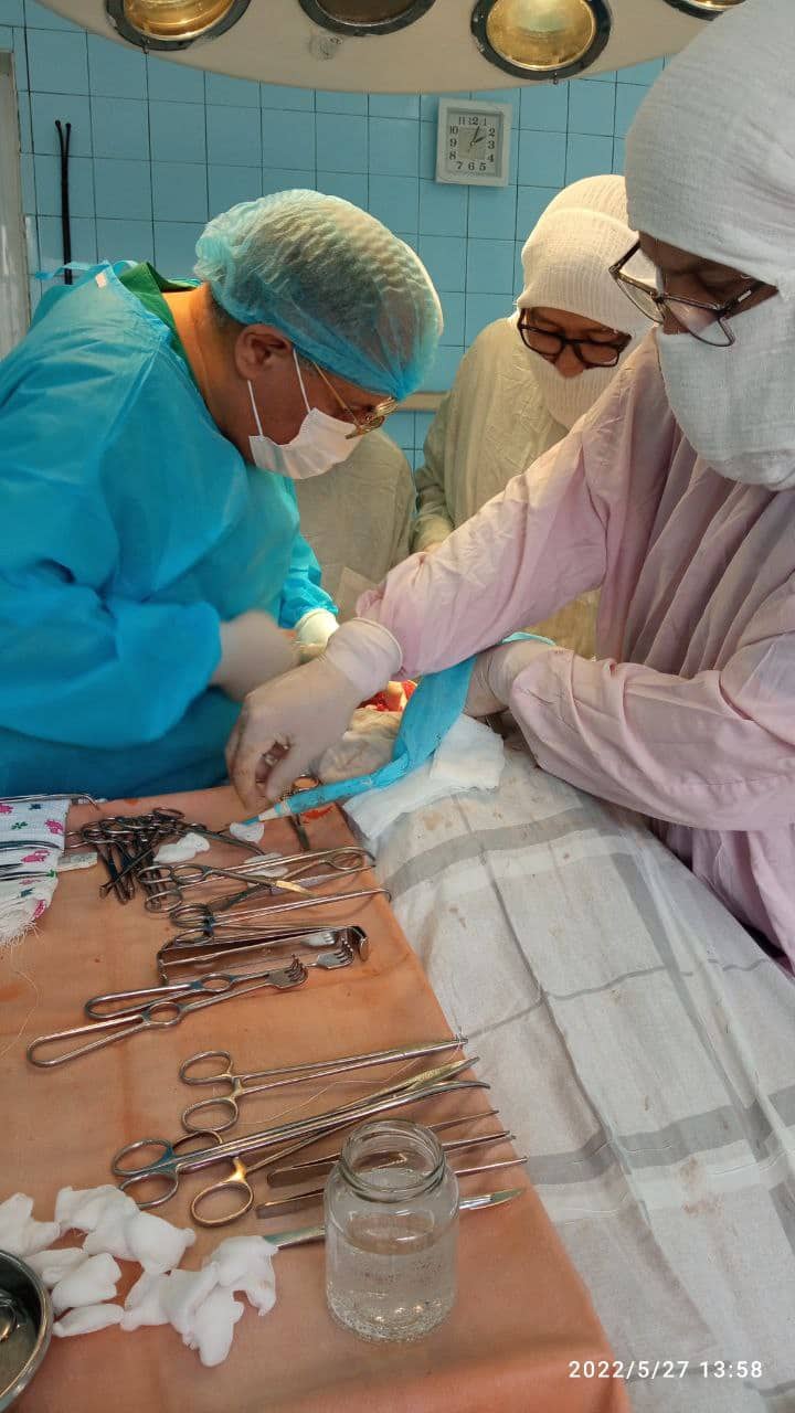 الدكتور إبراهيم الزيات خلال إجراءه أحد الجراحات فى أوزبكستان