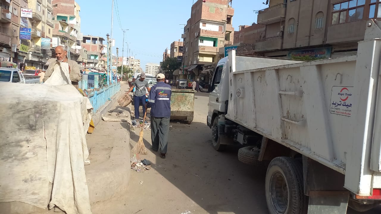 عمال النظافة في شوارع كفر الشيخ